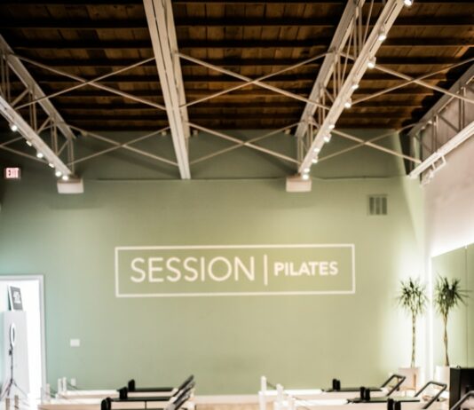 여름철 필라테스로 체력 회복 하실래요? brown wooden table with chairs