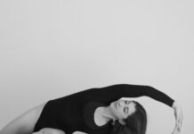 필라테스, 몸과 마음을 건강하게 책임지는 최고의 선택 woman in black tank top lying on white bed