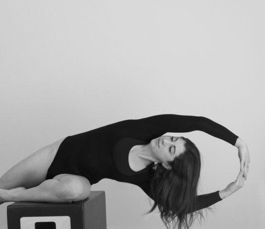 필라테스, 몸과 마음을 건강하게 책임지는 최고의 선택 woman in black tank top lying on white bed