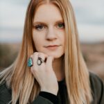 🩺 통증은 몸의 나쁜 신호가 아니라 ‘대화의 시작’입니다 Young woman with blonde hair wearing rings