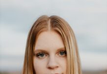 🩺 통증은 몸의 나쁜 신호가 아니라 ‘대화의 시작’입니다 Young woman with blonde hair wearing rings