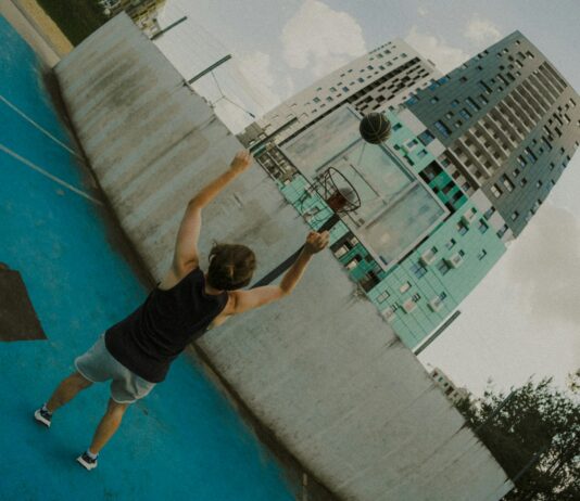 파주시, ‘평화경제특구 유치염원 걷기대회’ 개최 – 11월 8일 12:00~17:00 / 개회식 15:00 (문산천 노을길) Man playing basketball on a blue court.